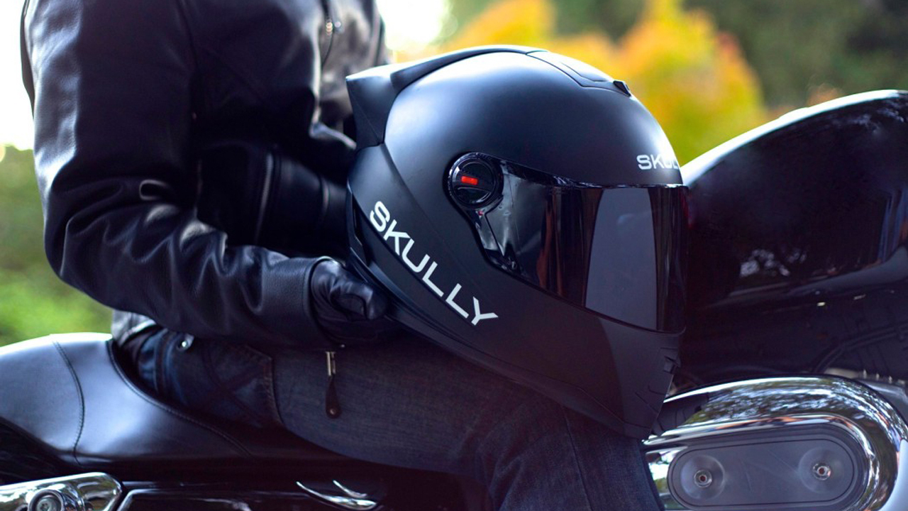 Skully P1 Motorcycle Helmet Features HUD with Rear View Camera