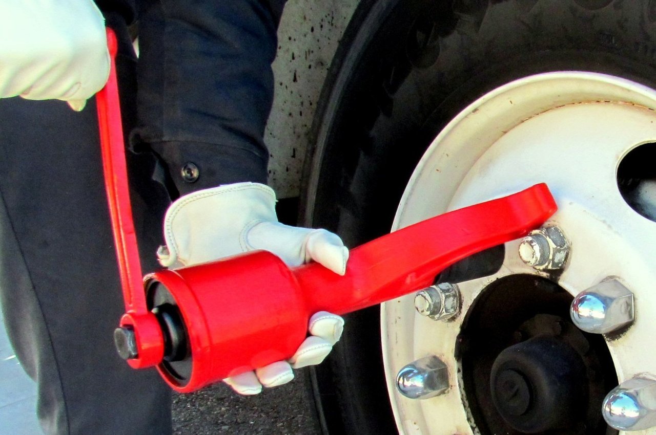 Desire This Cheater Wrench the Torque Multiplier Lug Nut Wrench