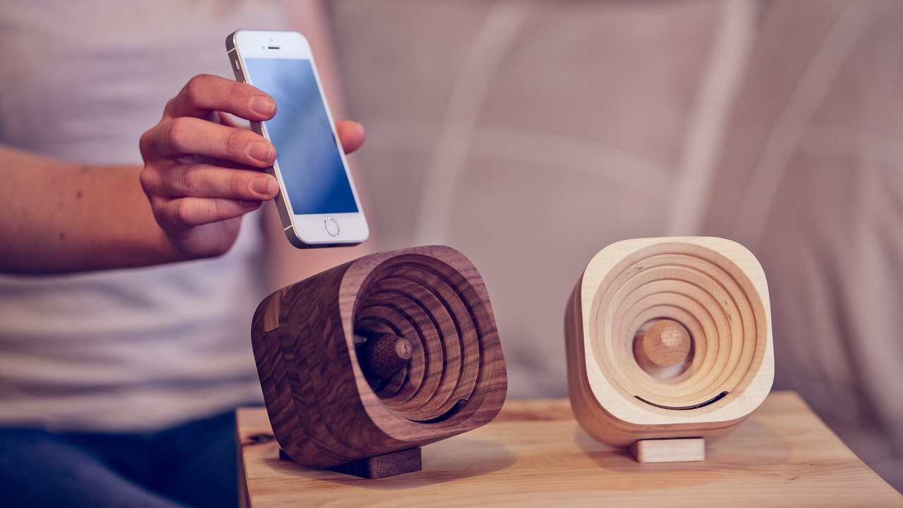 Tok Tok Trobla: Wooden Amplifier for iPhone
